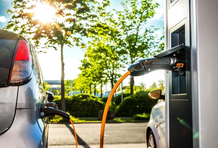 Nově dobíjení EV u Shell a MOL s kartou CCS